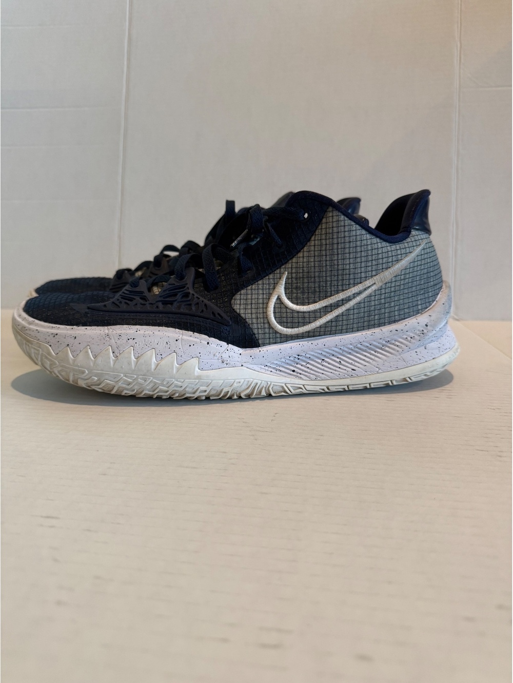 Nike Kyrie Basketball Shoes Navy Blue oand Gray Size 16